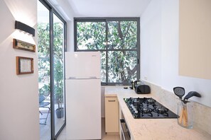Refrigerador, microondas, horno y parrilla de estufa