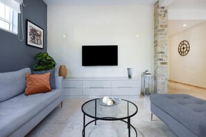 TV - Bright 2BR w balcony on Shlomo Hameleh (Tel Aviv-Yafo)