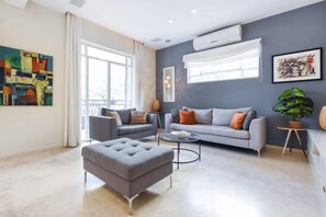 TV - Bright 2BR w balcony on Shlomo Hameleh (Tel Aviv-Yafo)