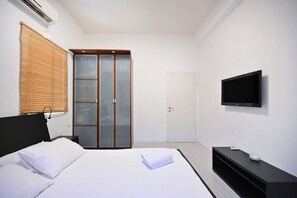 2 bedrooms, iron/ironing board, WiFi, bed sheets - Dizengoff Area 2BR by HolyGuest (Tel Aviv-Yafo)