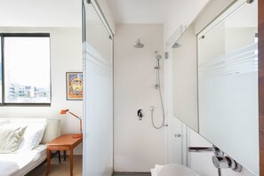 Regadera, secadora de cabello, toallas, papel de baño 