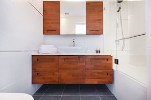 Dusche, Haartrockner, Handtücher, Toilettenpapier