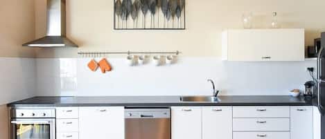 Coffee/tea maker, fridge, microwave, oven