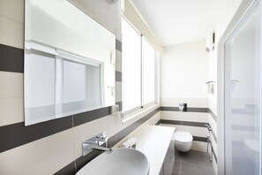 Een douche, een haardroger, handdoeken, toiletpapier