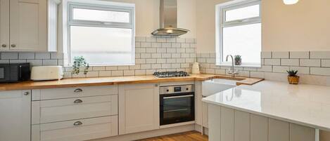 Réfrigérateur, four à micro-ondes, un four, surface de cuisson