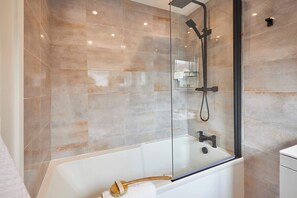 Bathtub, hair dryer, towels, shampoo - Host & Stay | South Riggs (Bedlington)