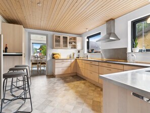 Kylskåp, mikrovågsugn, ugn och diskmaskin