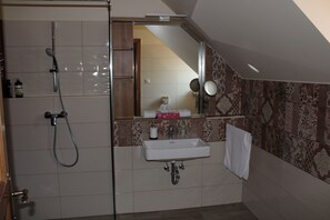 Shower, free toiletries, hair dryer, towels - Tündérkert Panzió Őrség (Viszák)