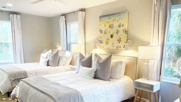 3 dormitorios, escritorio, tabla de planchar con plancha y cuna de viaje