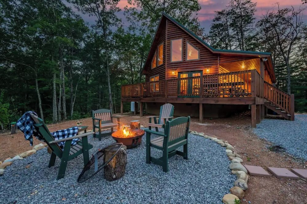 Stunning 3BR Lodge w\/ Fire Pit! HOT TUB + Views!