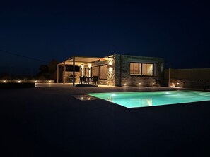 Una piscina al aire libre, una piscina climatizada