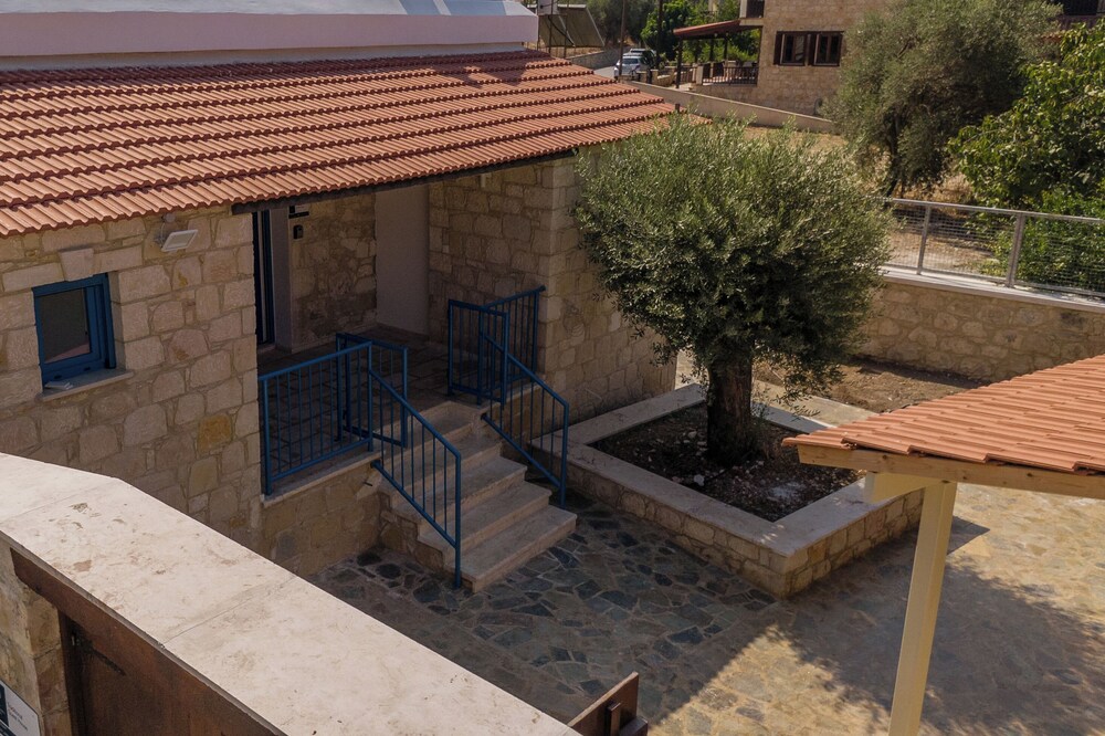 Phaedrus Living Peristerona Traditional House
