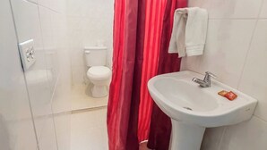 Apartment | Bathroom | Shower, towels - Apartment 2cb-4 in Walled Center With Aircon (Cartagena)