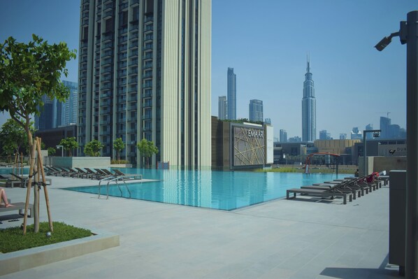 Una piscina al aire libre, sombrillas