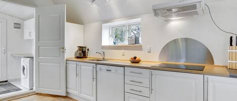 Een koelkast, een microgolfoven, een oven, een vaatwasser