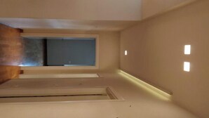 A staircase leading to a landing with a window. - Modern and spacious apartment between sea and mountain (Val Vomano)
