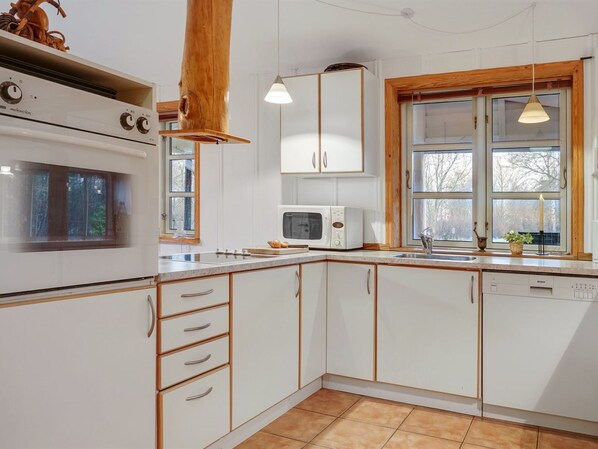Fridge, microwave, dishwasher, cookware/dishes/utensils