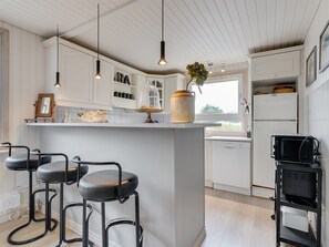 Jääkaappi, mikroaaltouuni, uuni, astianpesukone