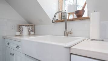 Hiustenkuivaaja, pyyhkeet, saippua, sampoo