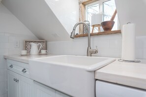 Sèche-cheveux, serviettes fournies, savon, shampoing