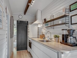 Kühlschrank, Ofen, Kochgeschirr/Geschirr/Besteck