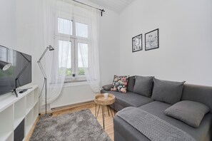 Studio, dapur | Dilengkapi dengan perabotan berbeda-beda dan setrika/meja setrika