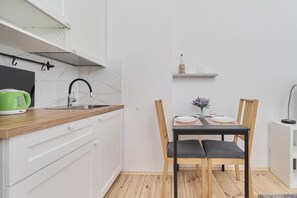 Studio, cuisine | Cuisine privée | Micro-ondes, plaque de cuisson, grille-pain