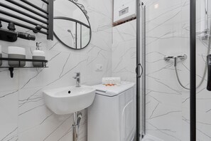 Douche, séchoir à cheveux, serviettes fournies