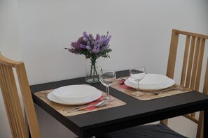 Studio, cuisine | Ameublement personnalisé, fer et planche à repasser, Wi-Fi gratuit