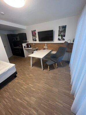 Basic Single Room | Living area | 50-inch Smart TV with cable channels - Pestalozzi (Heilbronn)