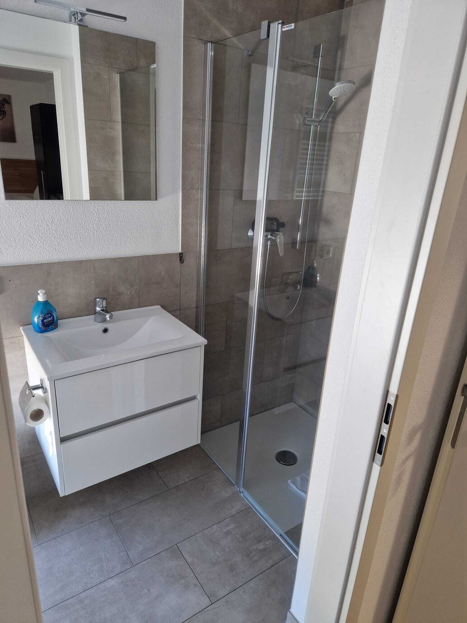 Dusche, Haartrockner, Handtücher, Seife