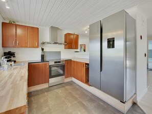 Kühlschrank, Mikrowelle, Geschirrspüler, Kochgeschirr/Geschirr/Besteck