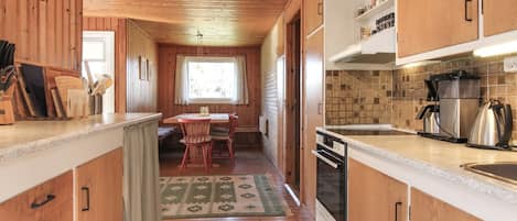 Køleskab, opvaskemaskine, køkkentøj/tallerkener/redskaber