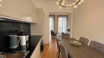 Frigorifero, microonde, forno, piano cottura