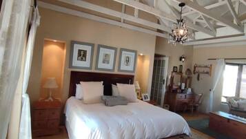 5 bedrooms, iron/ironing board, WiFi, bed sheets