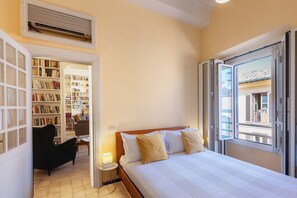 3 habitaciones, escritorio y tabla de planchar con plancha 