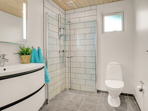 Bathroom - "Ayen" - 1.5km from the sea by Interhome (Hals)