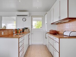 Køleskab, mikrobølgeovn, opvaskemaskine, køkkentøj/tallerkener/redskaber