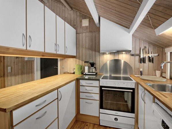 Kylskåp, mikrovågsugn, ugn och diskmaskin