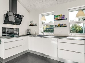 Kühlschrank, Mikrowelle, Geschirrspüler, Kochgeschirr/Geschirr/Besteck