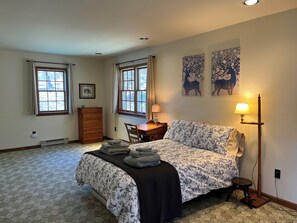 5 chambres, bureau, fer et planche à repasser, lit parapluie