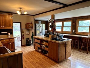 冷蔵庫、電子レンジ、オーブン、コンロ