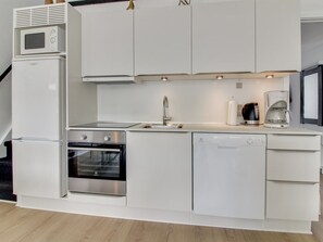 Kjøleskap, mikrobølgeovn, ovn og oppvaskmaskin