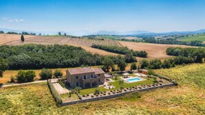 A stone villa with a swimming pool, surrounded by a stone wall and lush greenery. - Villa Flaminia 8+2 - Emma Villas (Gualdo Cattaneo)