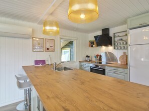 Køleskab, mikrobølgeovn, opvaskemaskine, køkkentøj/tallerkener/redskaber
