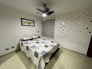 2 bedrooms, desk, WiFi