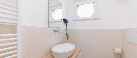 Douche, sĂšche-cheveux, bidet, serviettes fournies