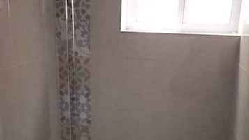 Apartamento | Baño | Ducha, toallas y papel higiénico