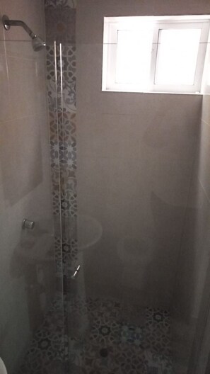Appartement | Salle de bain | Douche, serviettes fournies, papier toilette