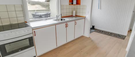 Køleskab, mikrobølgeovn, ovn, højstol